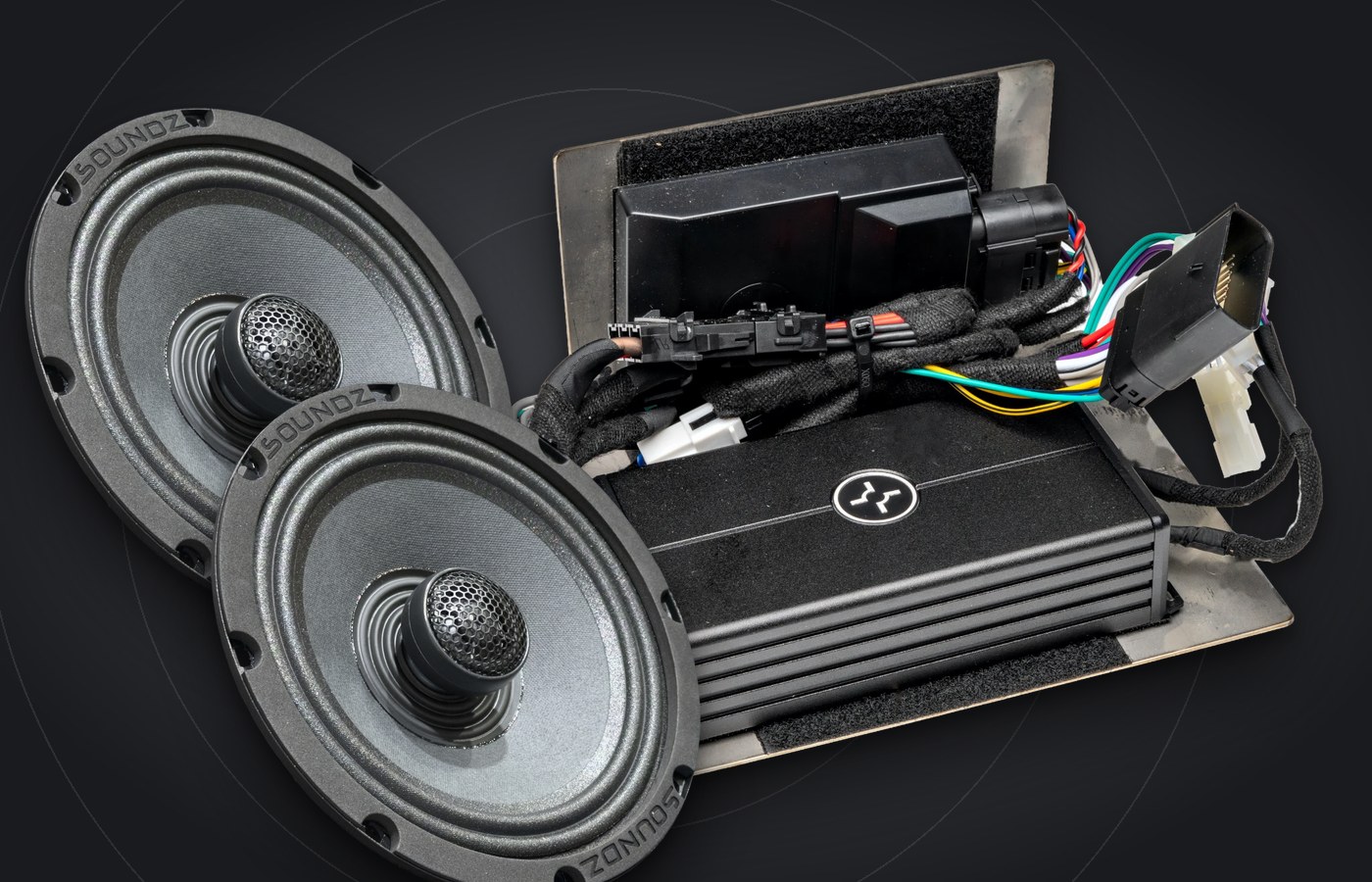 Mirus DC kit: two speakers and the amplifier with interface and bracket
